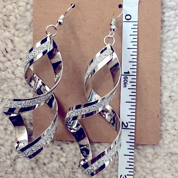 💎 Silver Drop Dangle Earrings - Picture 5 of 6